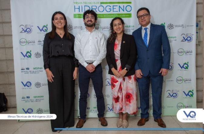 Un grupo de personas de pie frente a un cartel que dice hidrógeno.