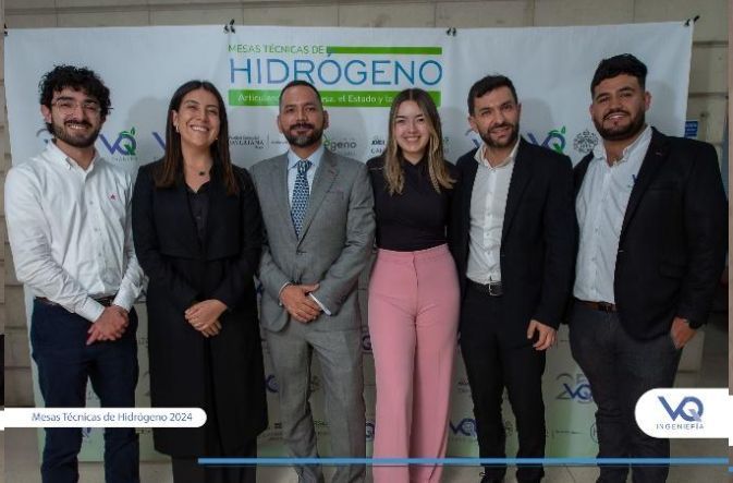 Un grupo de personas de pie frente a un cartel que dice hidrógeno.