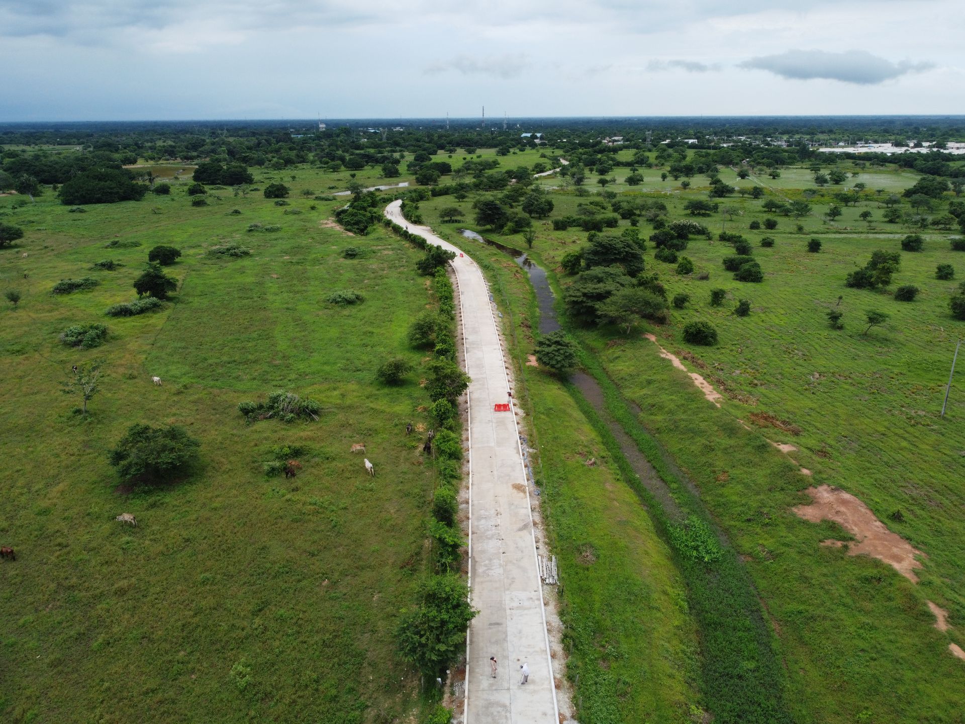 Una vista aérea de una carretera que atraviesa un campo de hierba.