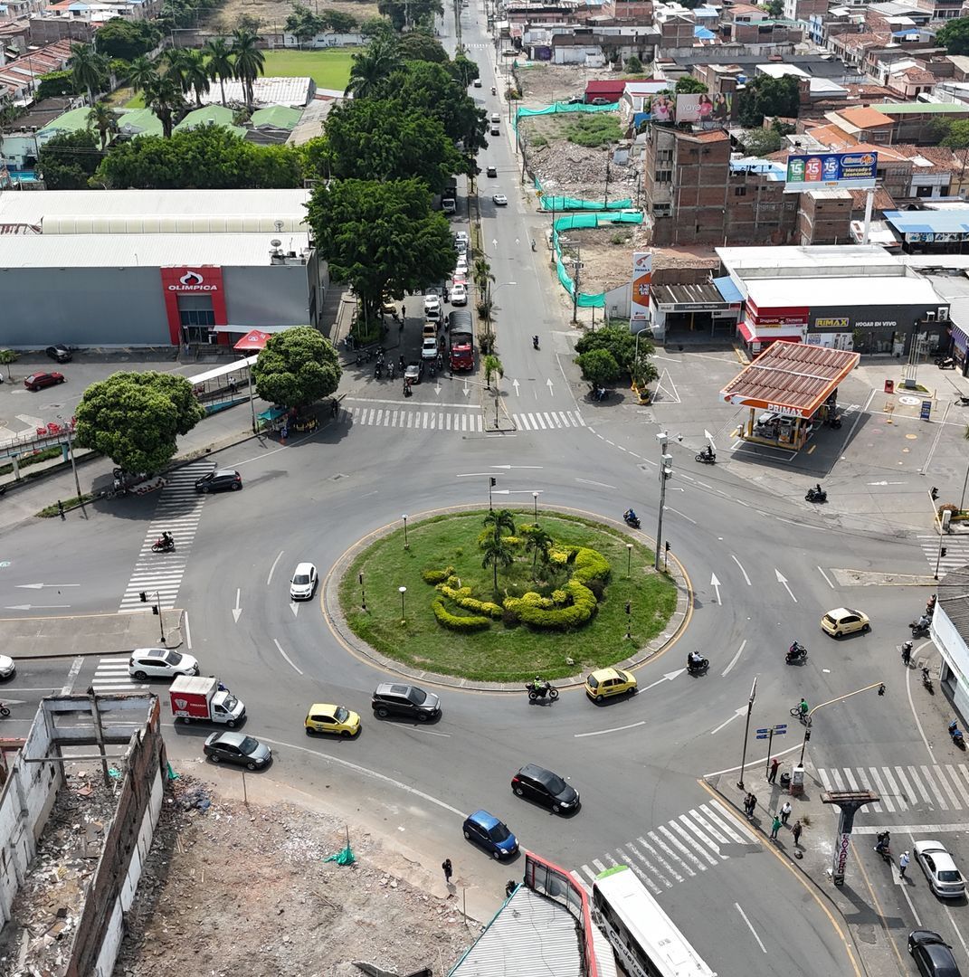 Una vista aérea de una rotonda en una ciudad.