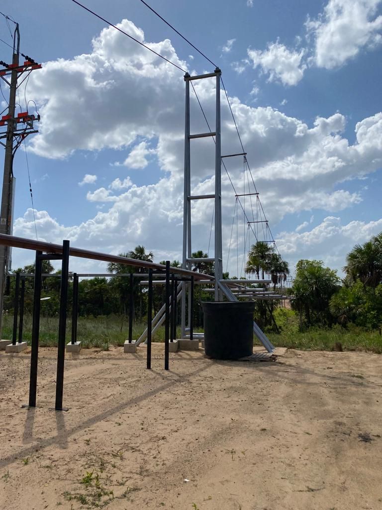Se está construyendo un puente en medio de un campo de tierra.