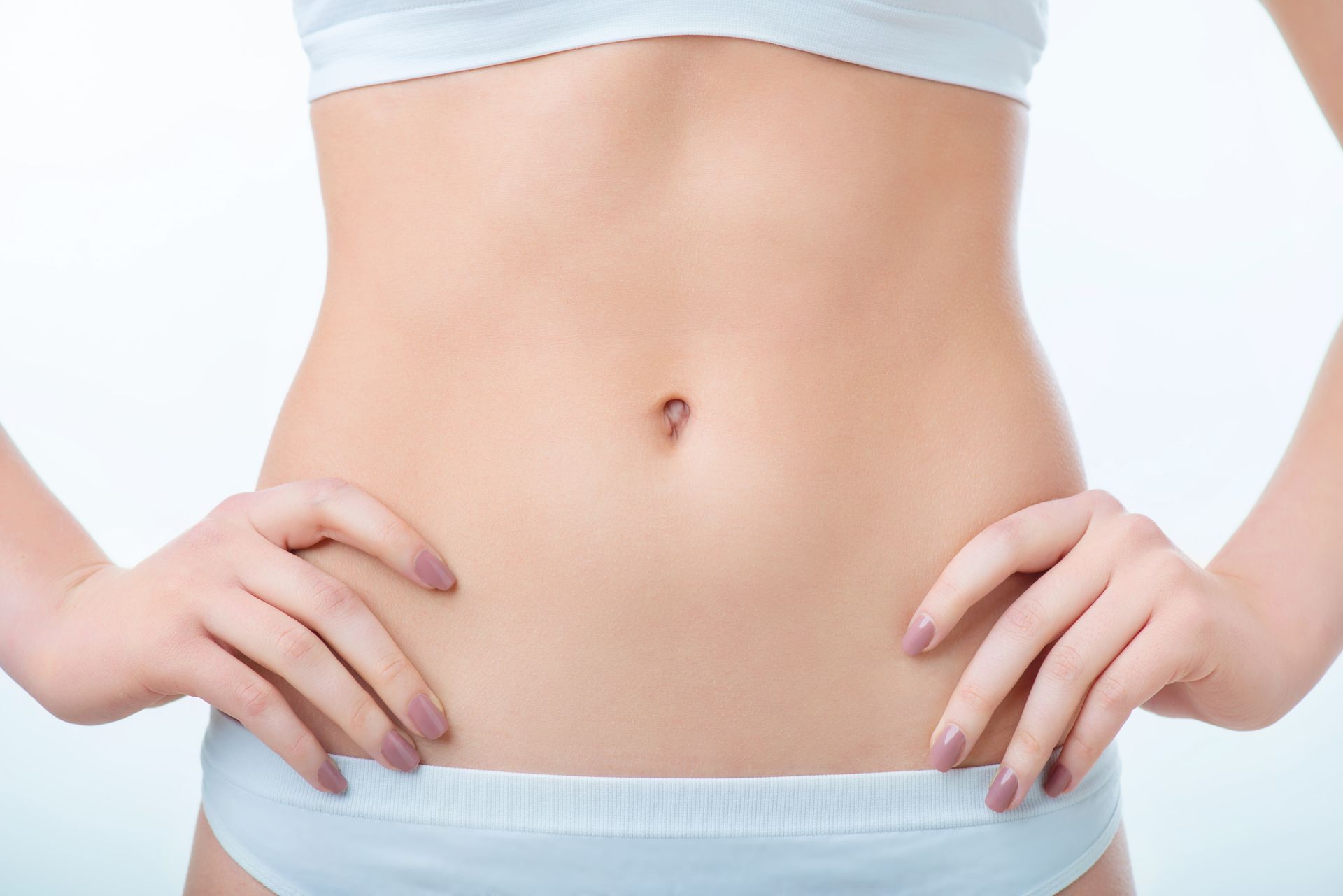 Como a cirurgia de miniabdominoplastia é realizada