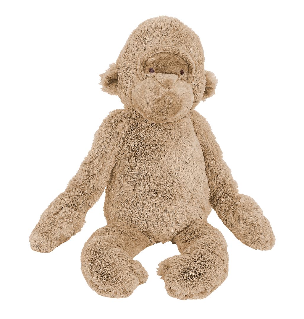 Beige pluche aapje dat rechtop zit met uitgestrekte armen en benen op een witte achtergrond.