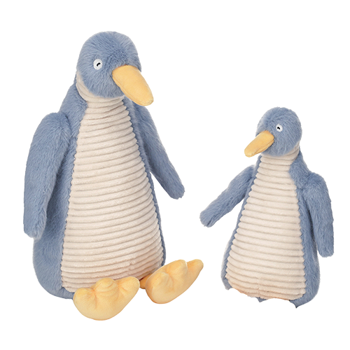 Twee blauwe pluche pinguïns met crèmekleurige buikjes en gele snavels en poten op een witte achtergrond.