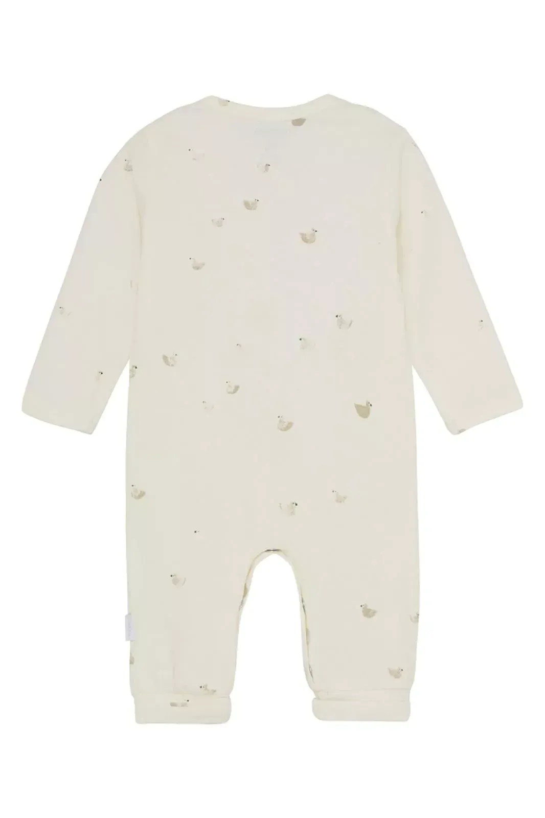 Crèmekleurige babyromper met lange mouwen en een kleine bloemenprint, van voren gezien op een witte achtergrond.