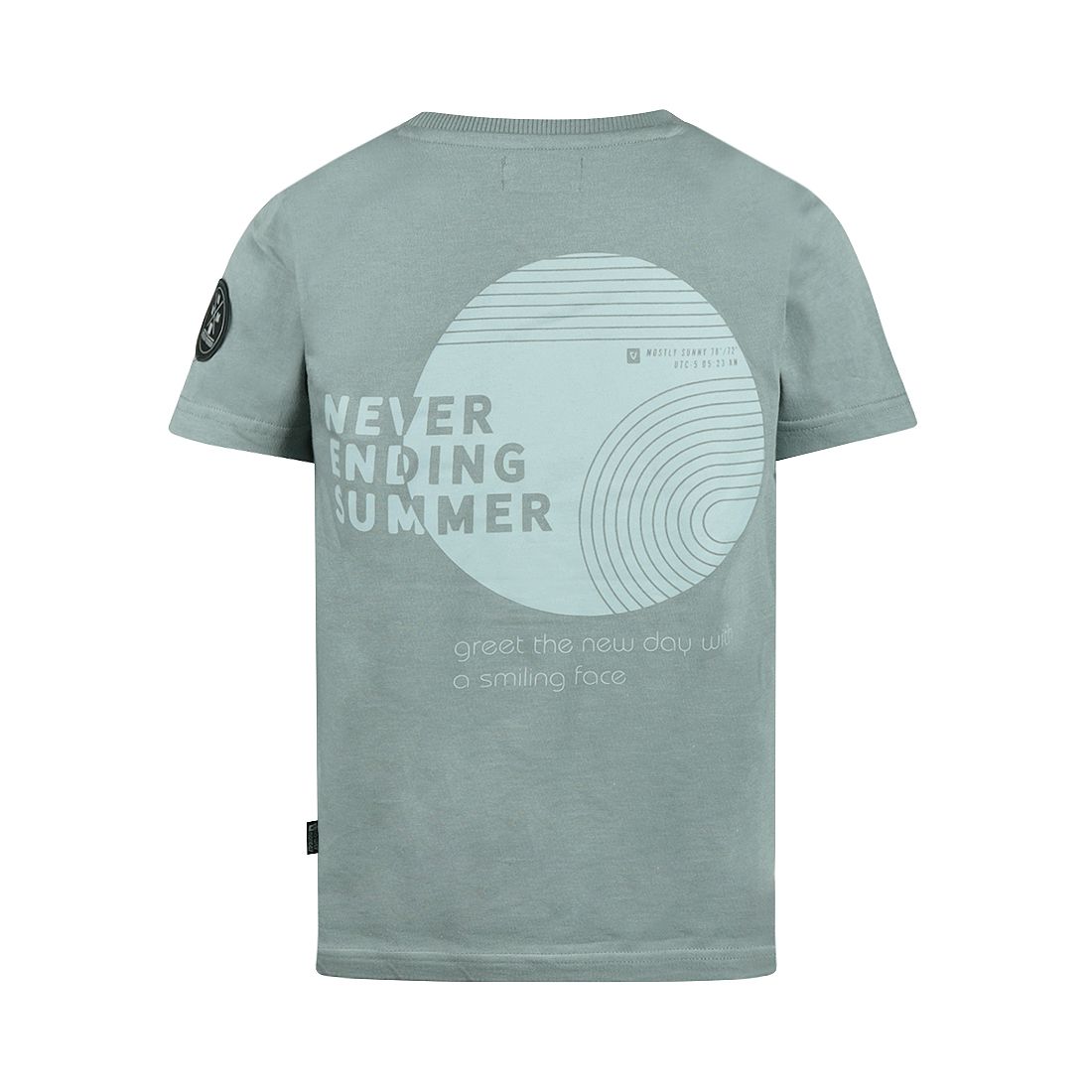 Lichtgrijs T-shirt met korte mouwen en een klein rond logo op de borst.