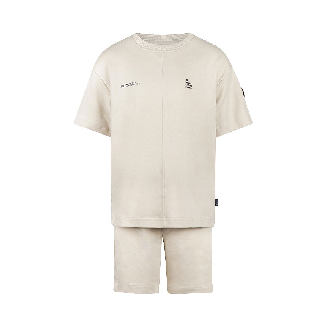Crème oversized T-shirt en short set met kleine logo's op de borst op een effen achtergrond