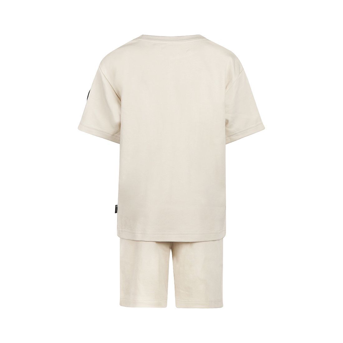 Crème oversized T-shirt en short set met kleine logo's op de borst op een effen achtergrond