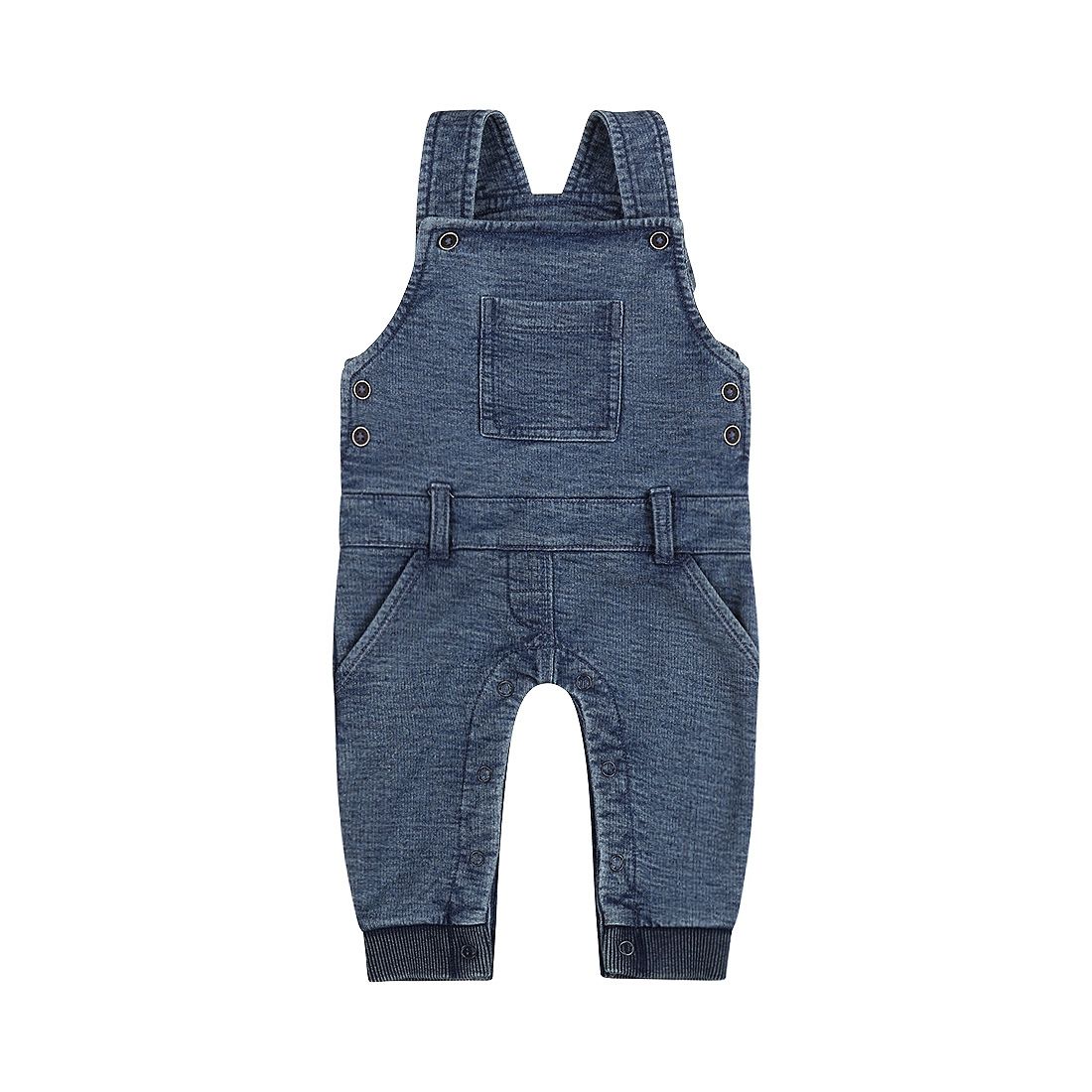 Blauwe denim babyoverall met schouderbandjes en manchetten bij de voetjes, geïsoleerd op een witte achtergrond.