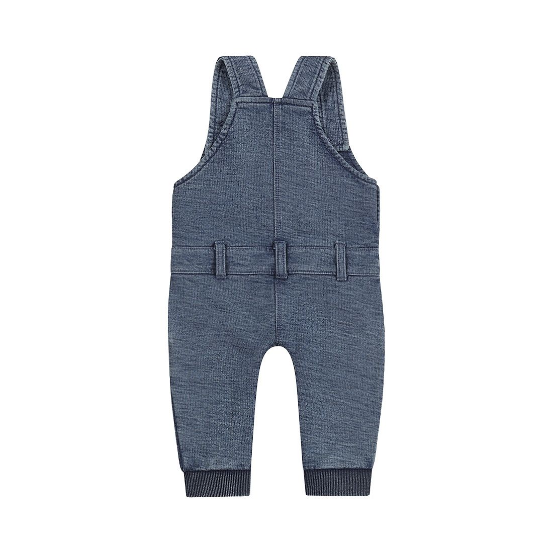 Blauwe denim babyoverall met schouderbandjes en manchetten bij de voetjes, geïsoleerd op een witte achtergrond.