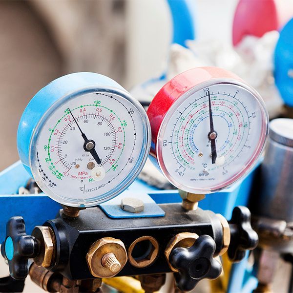 A close up of two gauges on a machine that says ' r32 ' on them