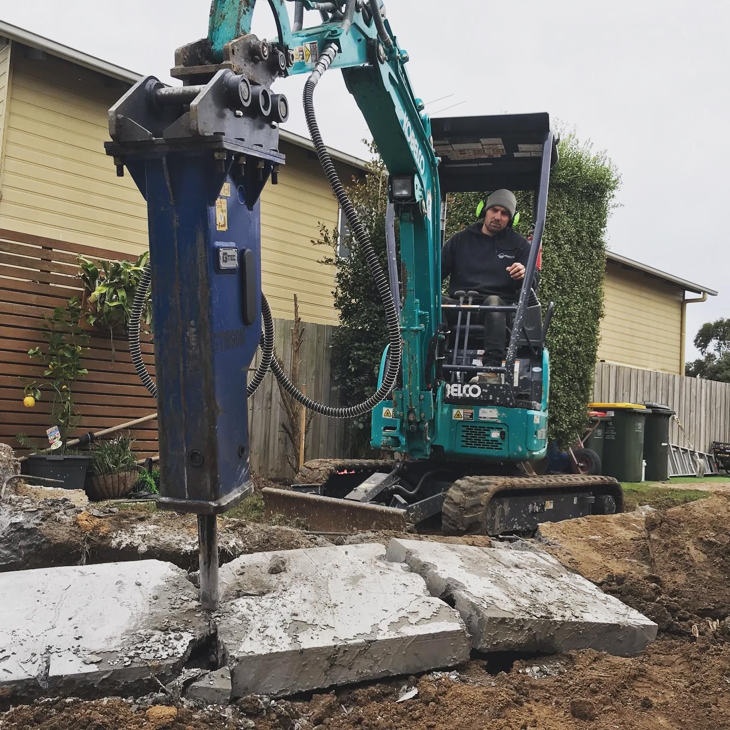 kobelco excavato with hammer attachment