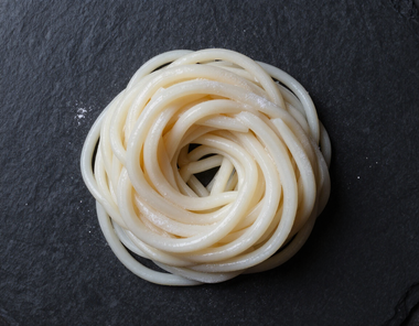 Fideos udon blancos gruesos en nido