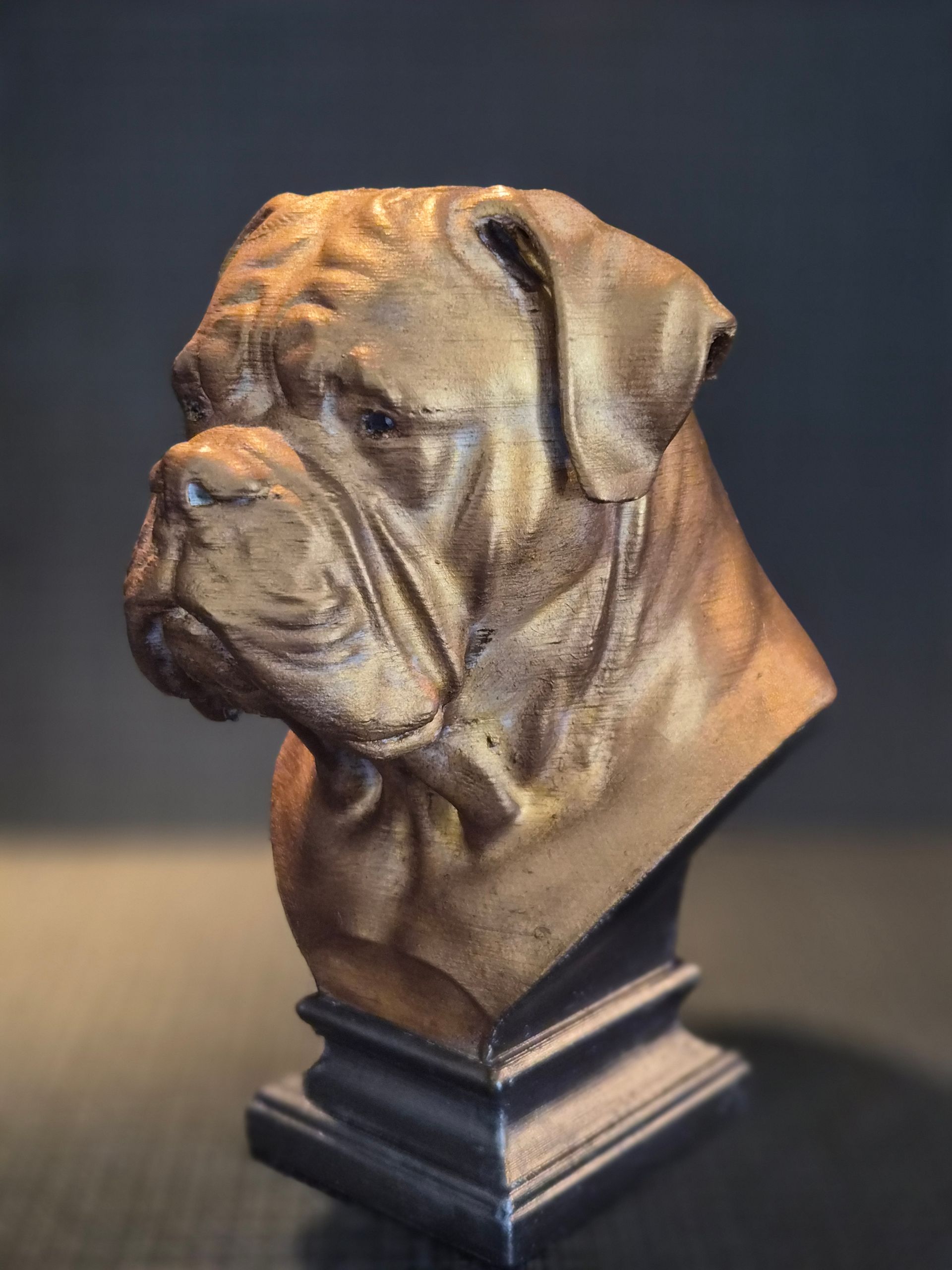 Een vrolijke witte hond zit tegen een zwarte achtergrond met zijn bek open, zijn tong uitgestoken en één poot omhoog.