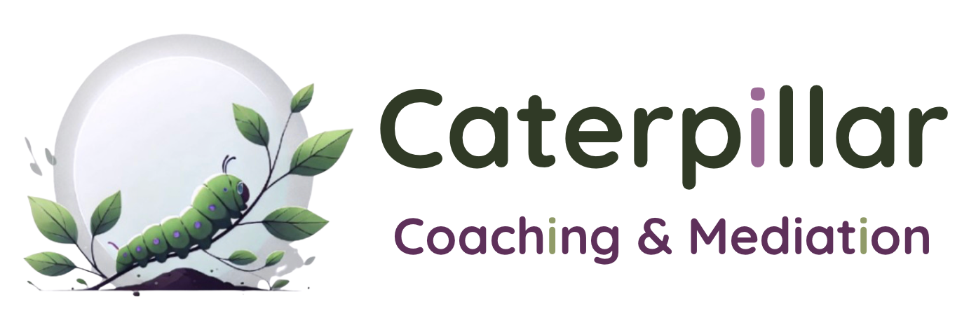 Logo voor Caterpillar Coaching & Mediation, met een groene rups op een blad in een cirkel naast de bedrijfsnaam.
