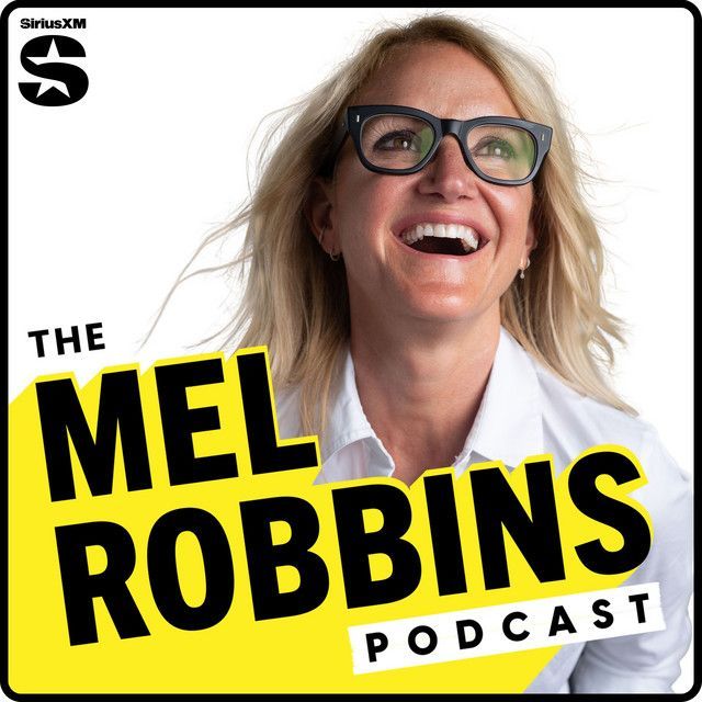 Mel Robbins, souriante et portant des lunettes. Le logo du podcast « The Mel Robbins Podcast » est visible devant elle. Le logo de SiriusXM se trouve en haut à gauche.