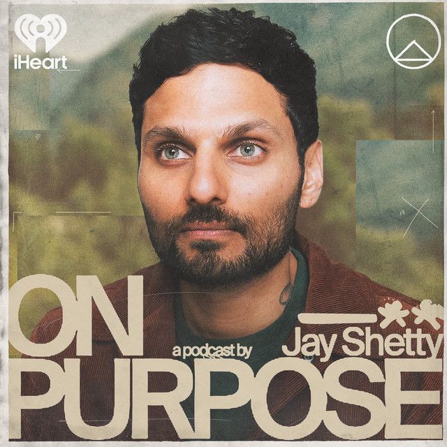 Jay Shetty, dans son podcast « On Purpose », regarde l’auditeur. Le logo d’iHeart Radio apparaît.