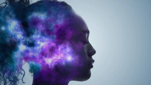 Silhouette de profil avec une lueur bleu-violet galactique à l'intérieur sur fond clair