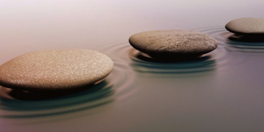 drie rotsen drijven op de top van een watermassa.