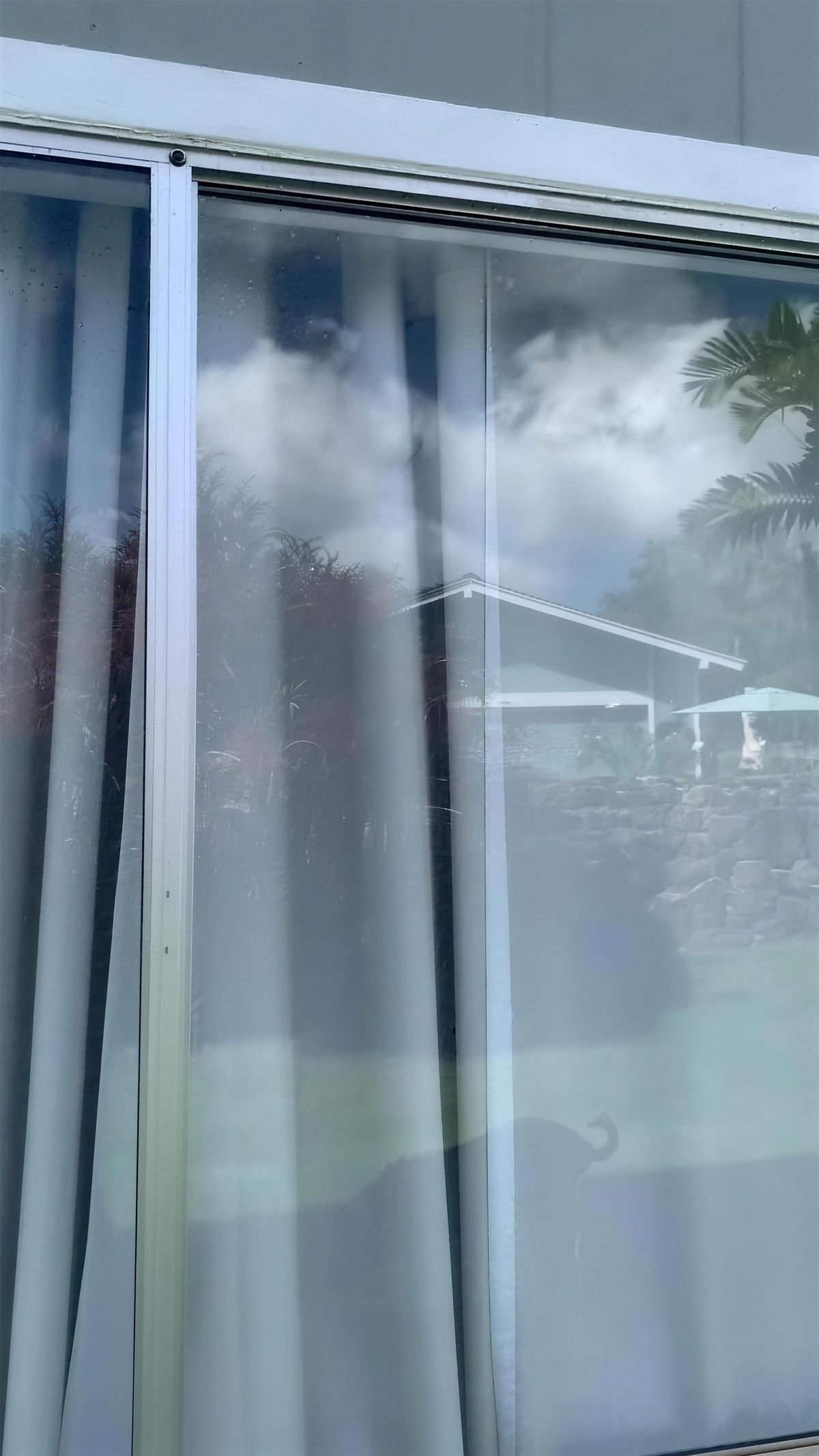 Exterior window on an Oahu home, cleaned with filtered water