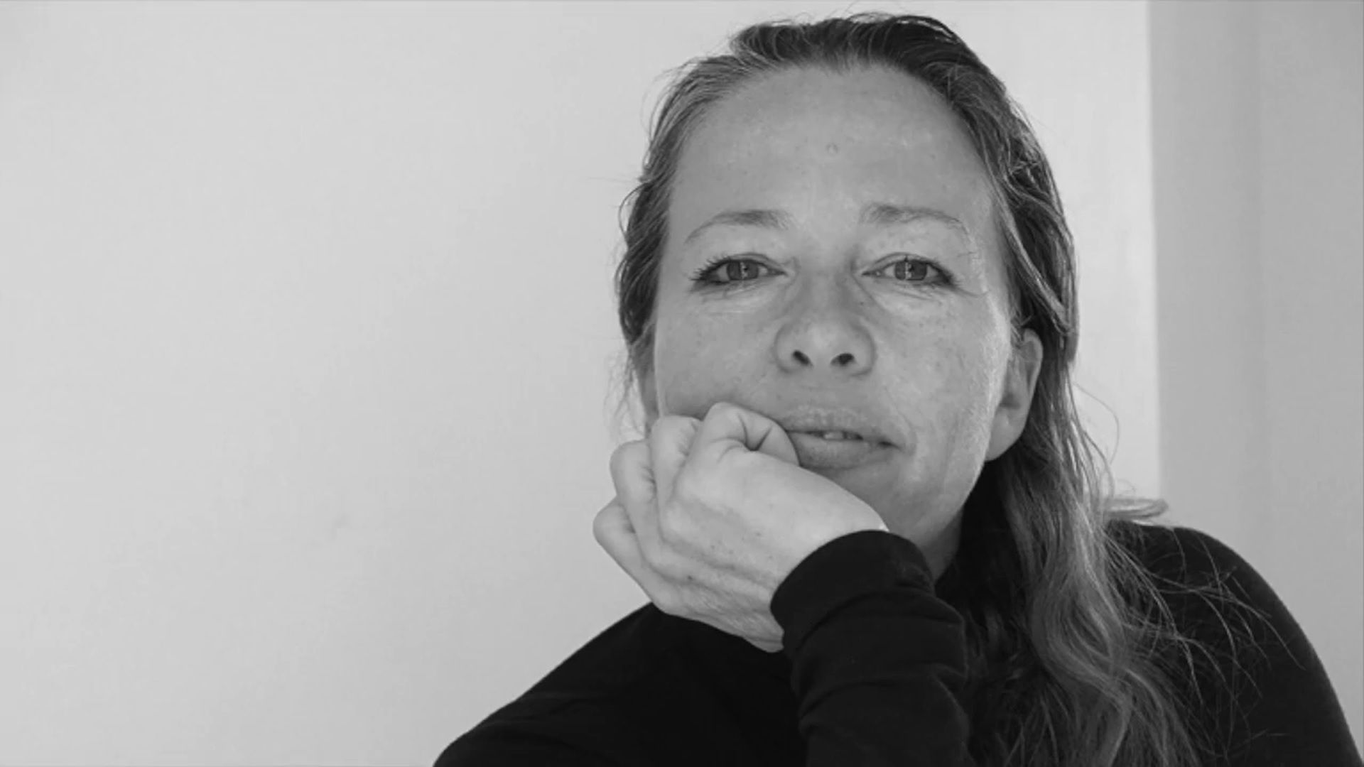 ritratto fotografico in bianconero della pittrice londinese jenny saville