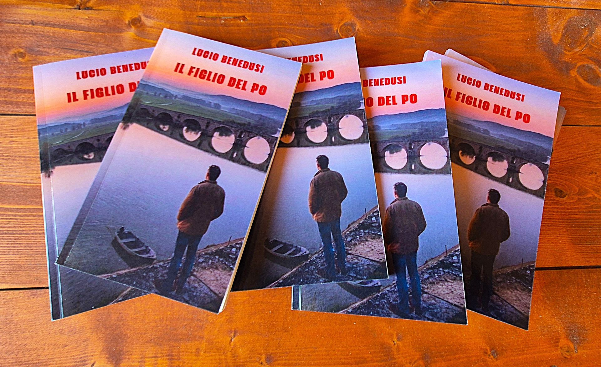 copertina libro uomo fiume po ponte acqua barca