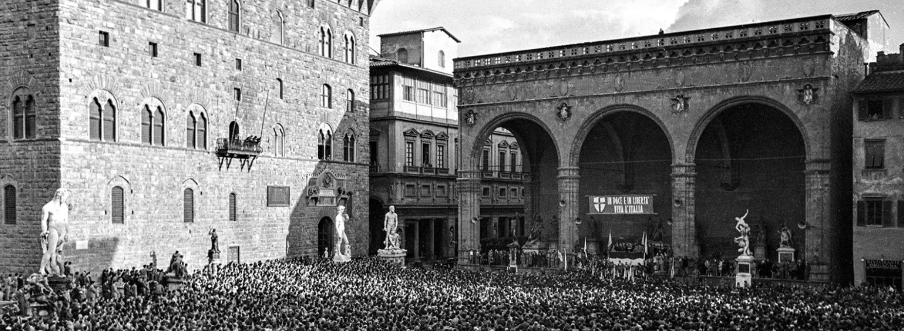 piazza della signoria a Firenze gremita di gente per una manifestazione sulla pace e libertà