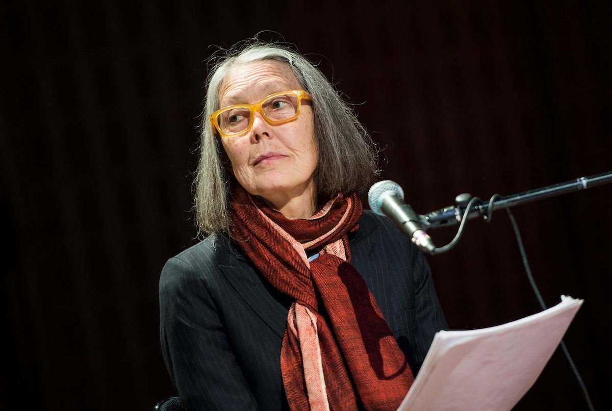 foto anne carson microfono palco teatro