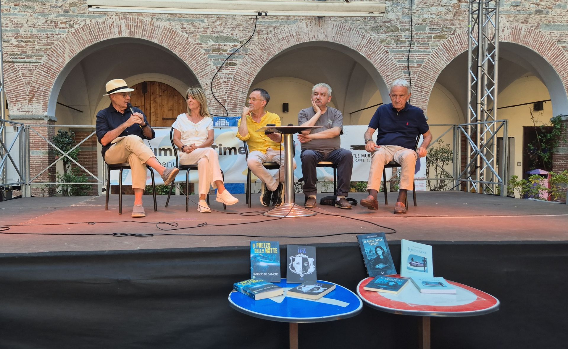 foto palco 5 scrittori seduti tavolini con i loro libri