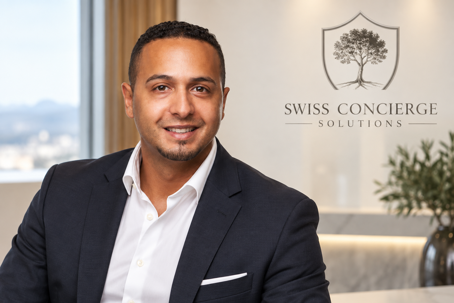 Professionelles Porträt eines Mannes im dunkelblauen Anzug in einem Büro mit dem Logo von Swiss Concierge Solutions im Hintergrund.