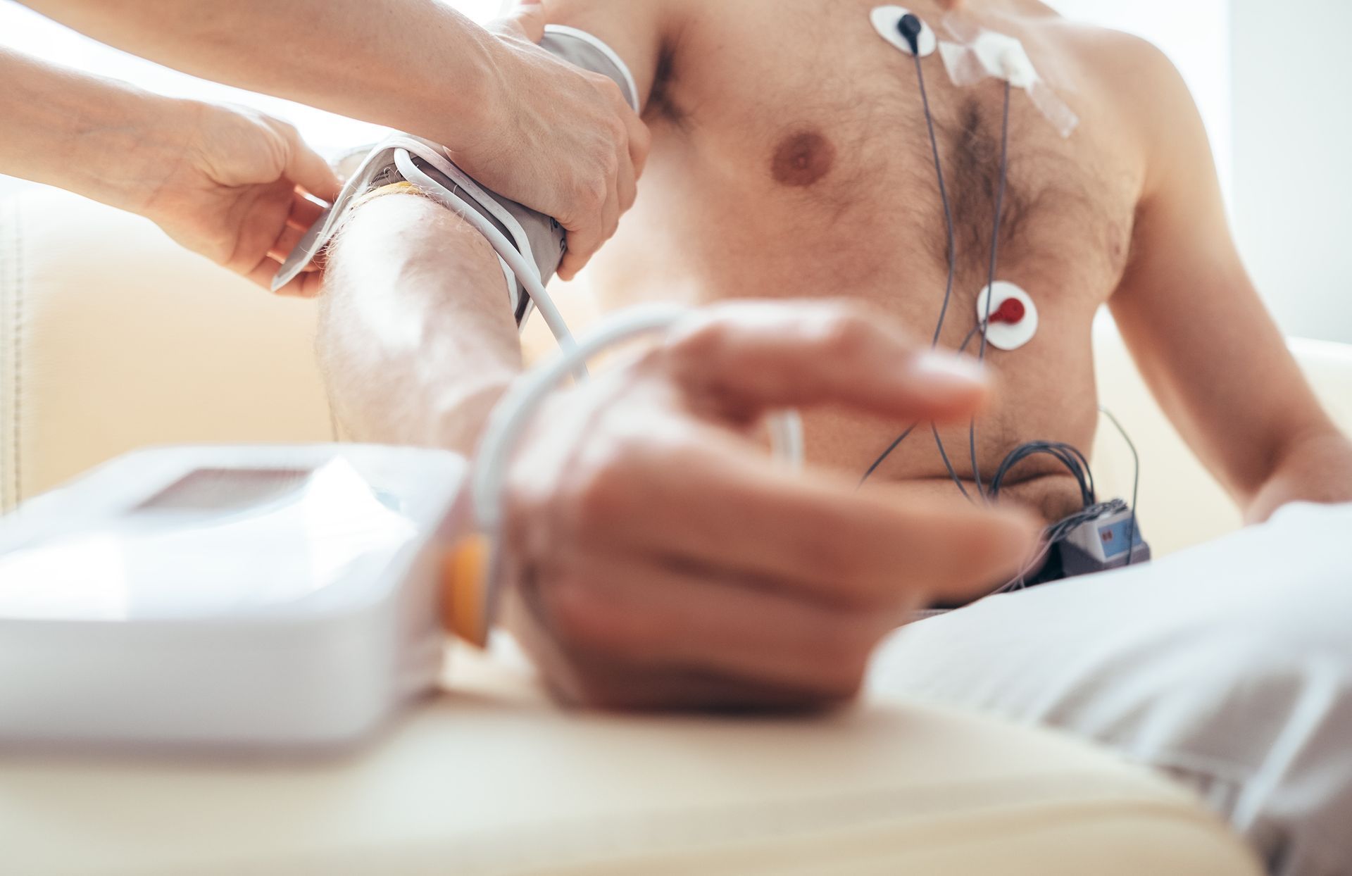 Ein Arzt nimmt den Blutdruck eines Mannes in einem Krankenhaus