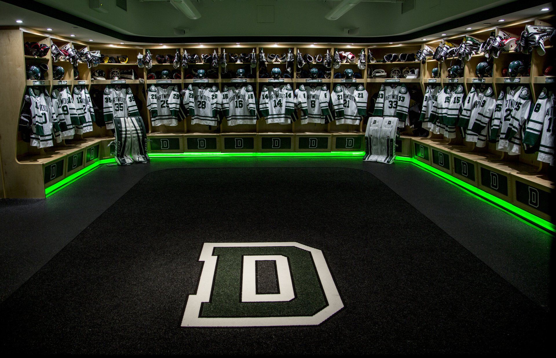 A locker room with the letter d on the floor
