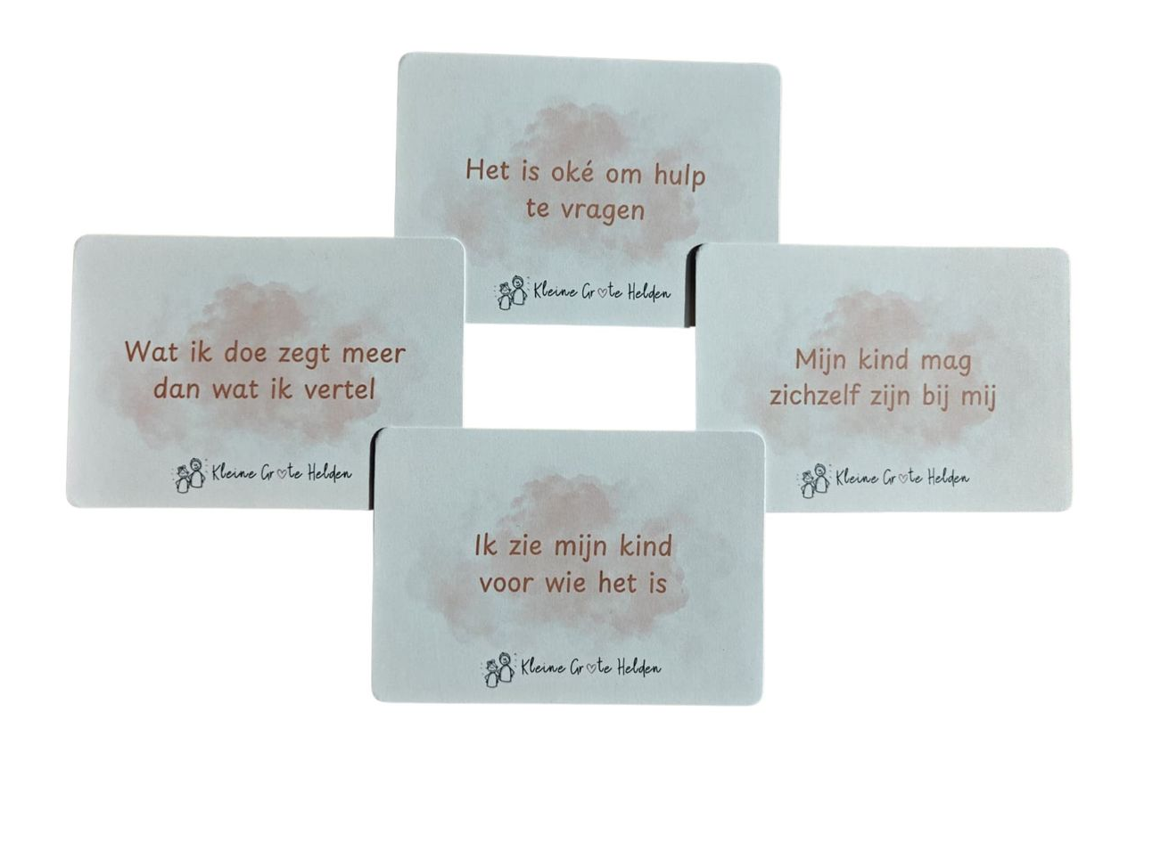 Vier pastelkleurige plakbriefjes in kruisvorm, elk met een handgeschreven Nederlands citaat.