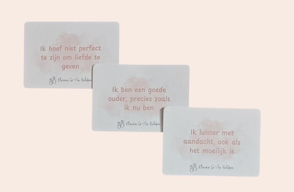 Drie pastelkleurige citaatkaartjes met een zachte grijze en roze achtergrond, diagonaal gerangschikt.