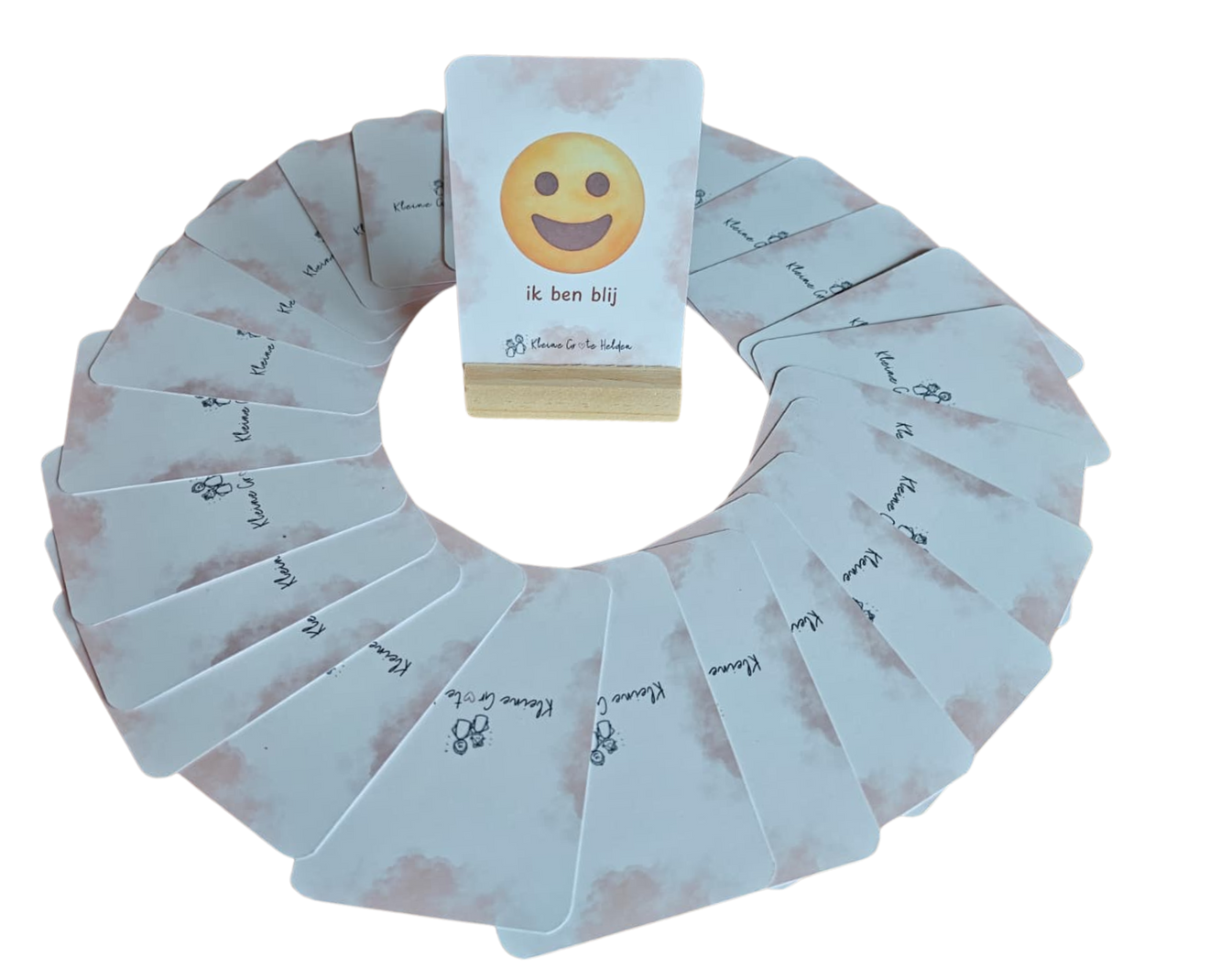 Een cirkelvormige opstelling van lichtblauwe gevouwen bankbiljetten rond een kaartje met een lachende emoji op een witte achtergrond.