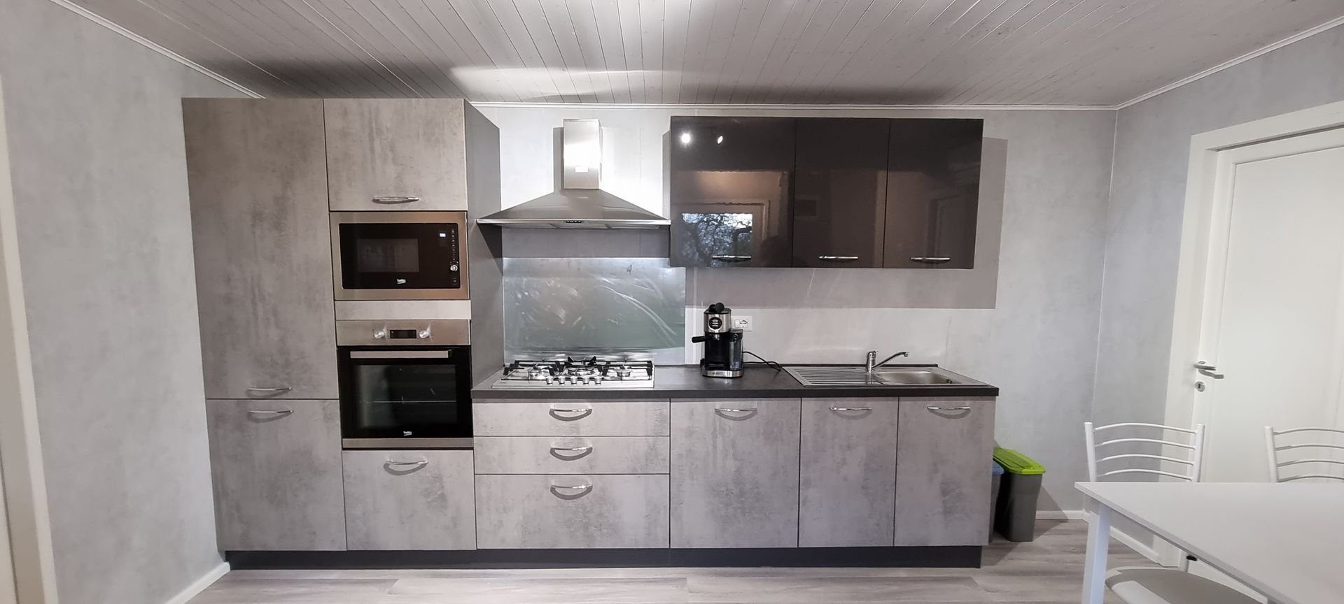 Moderne keuken met oa. vaatwasser.