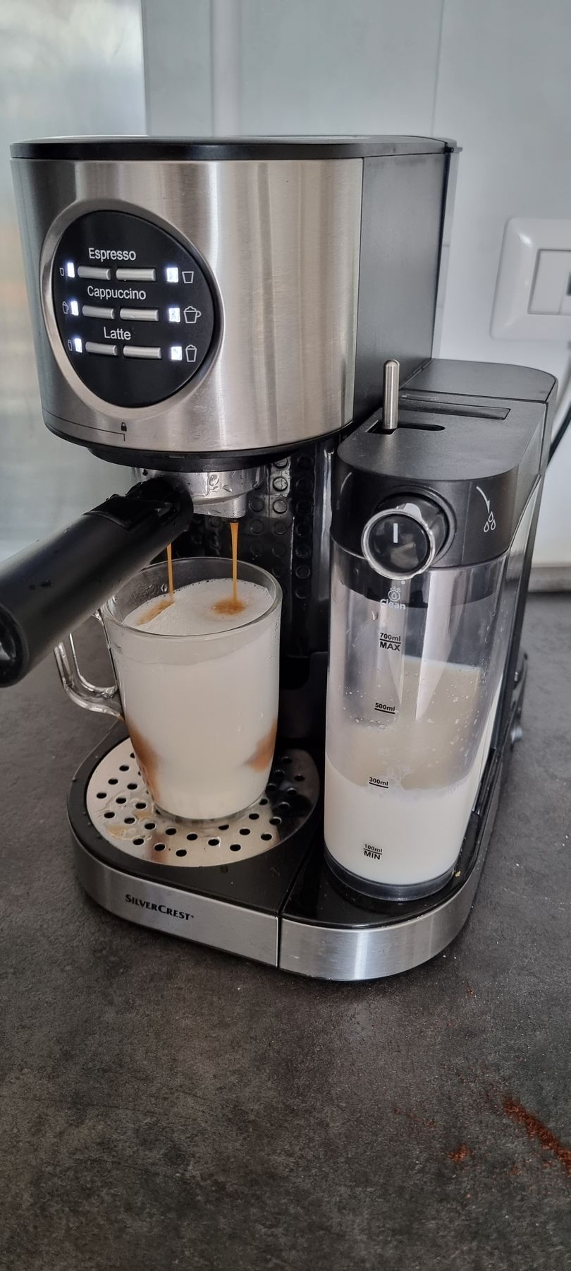 De koffiemachine maakt een romige cappuccino