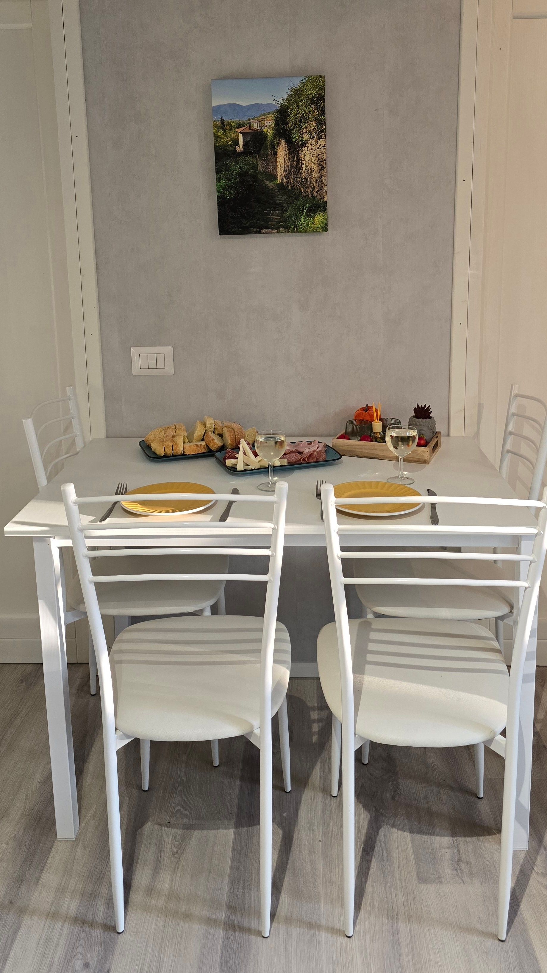 Een witte 4 persoons tafel gedekt. Uittrekbaar zodat er meer mensen aan kunnen zitten.