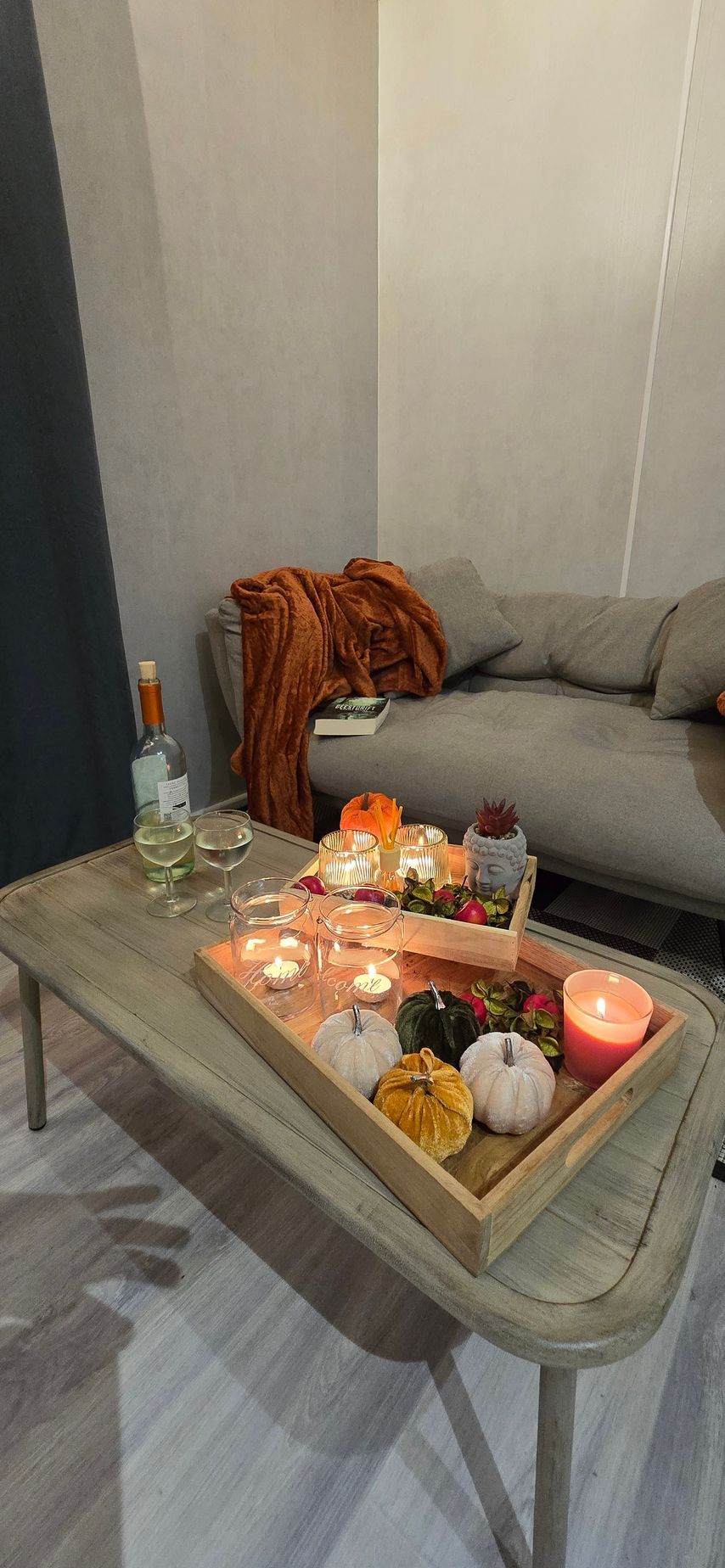 Een salontafel met een dienblad vol herfstdecoraties.