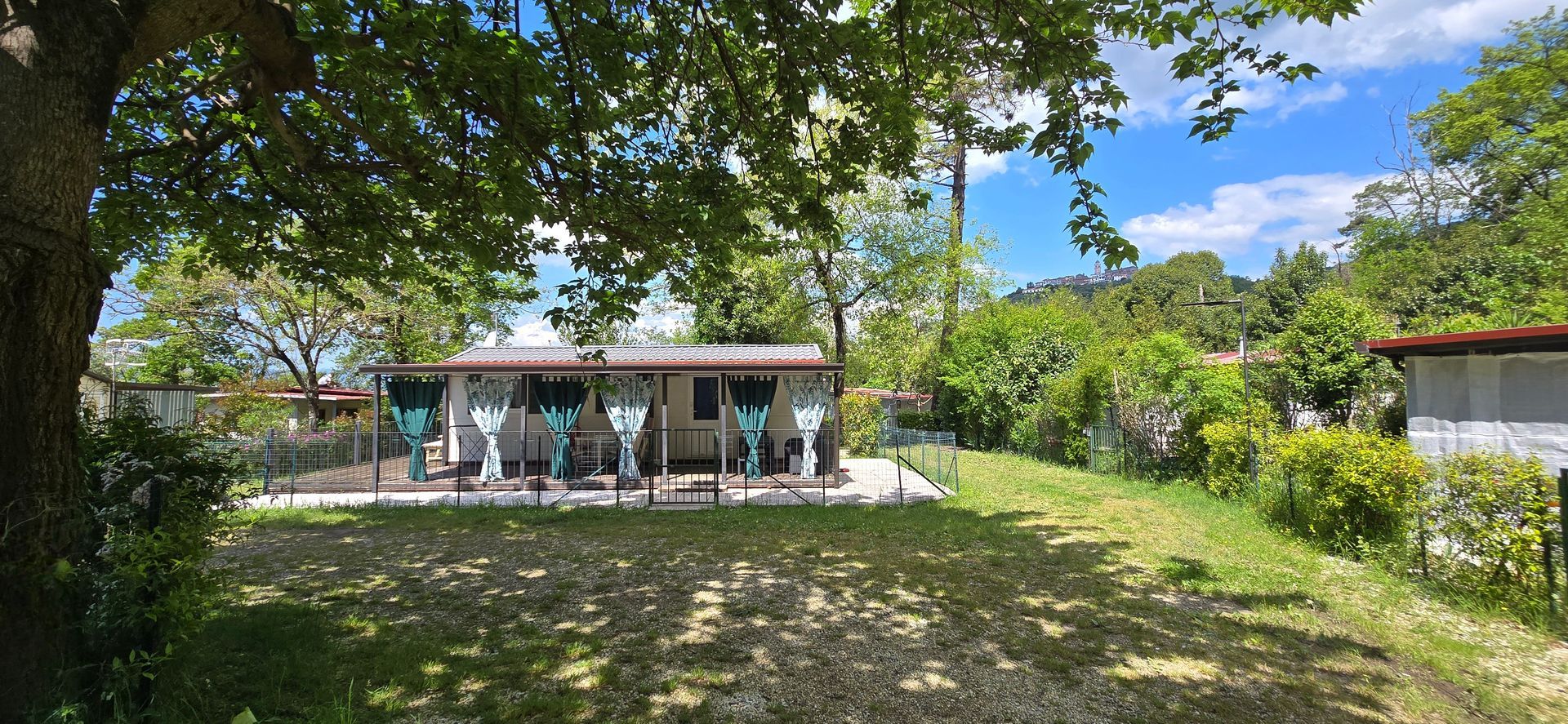 Chaletje Anna met een veranda op een zonnige dag.