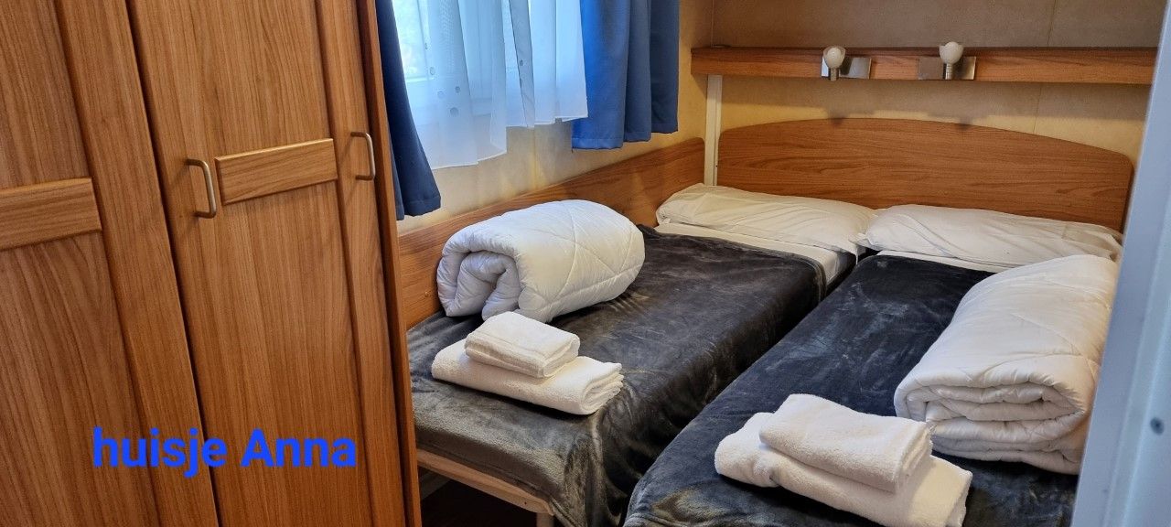 Slaapkamer met twee eenpersoonsbedden.
