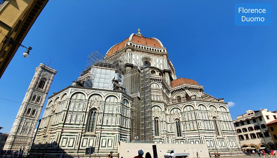 De Dom van Florence, exterieurzicht van de kathedraal en de klokkentoren tegen een blauwe lucht.