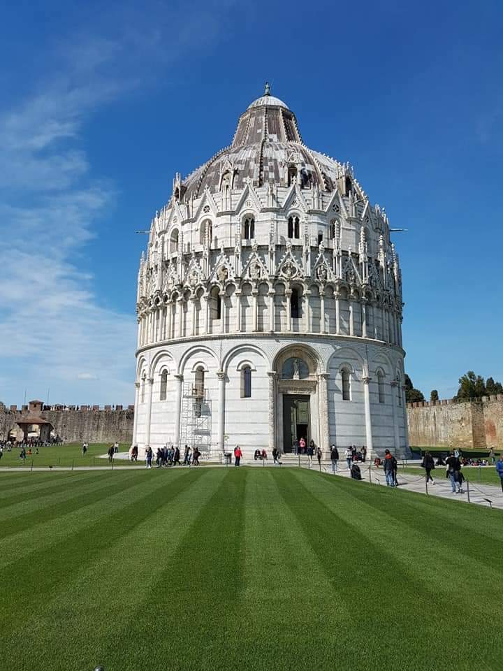 Ronde, witte doopkapel in Pisa.