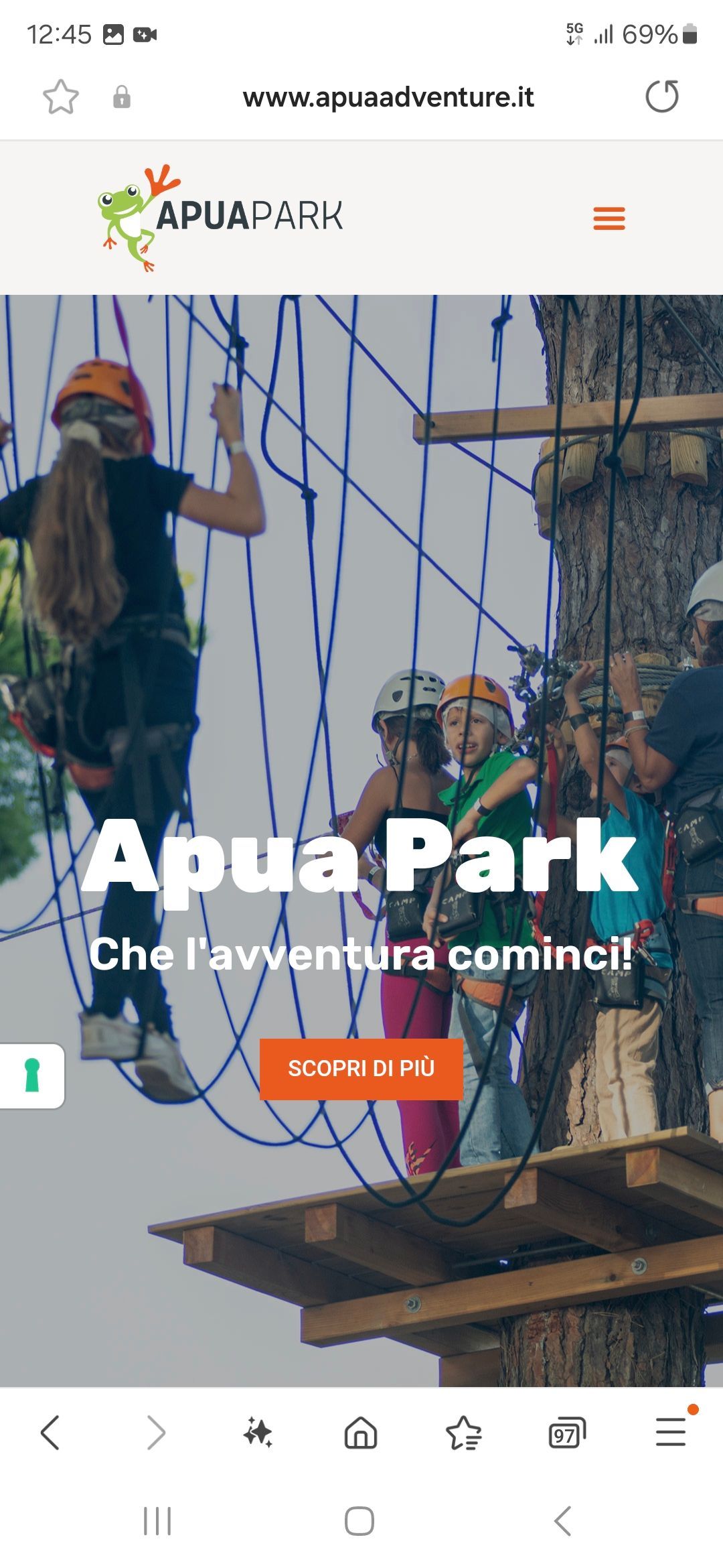 De homepage van de website van Apua Park toont mensen op een hindernisbaan in de bomen.