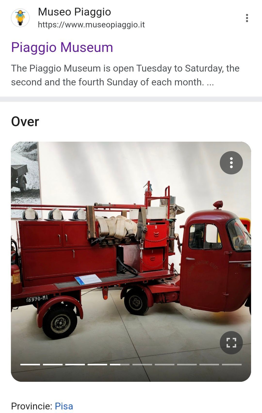 Rode Piaggio museumbrandweerwagen tentoongesteld.
