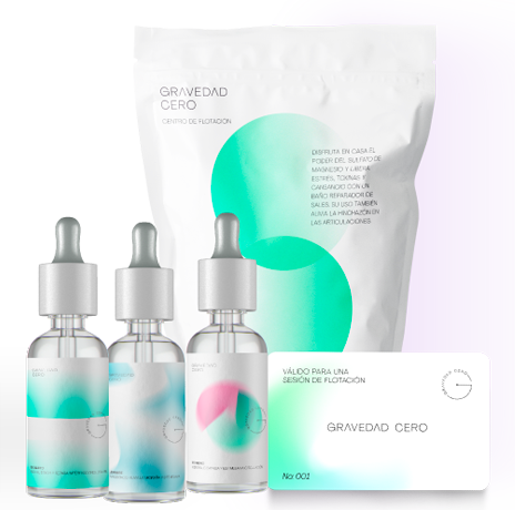 Conjunto de productos cosméticos: frascos goteros, bolsa para polvos, tarjeta y detalles en verde azulado y rosa.