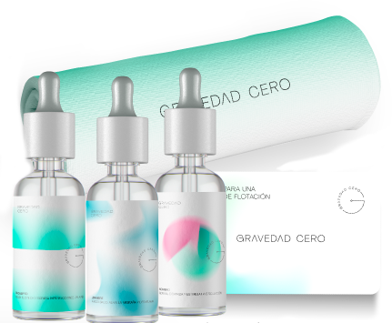 Tres frascos goteros con diseños coloridos, una tela verde enrollada y una tarjeta blanca que dice