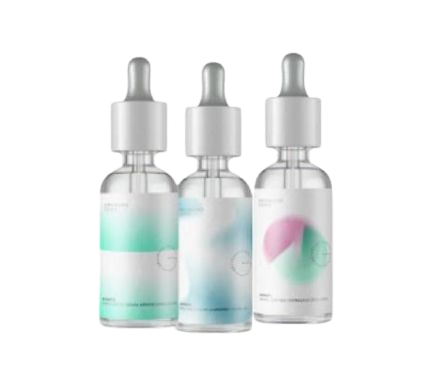 Tres botellas de productos para el cuidado de la piel con etiquetas y goteros en colores pastel.