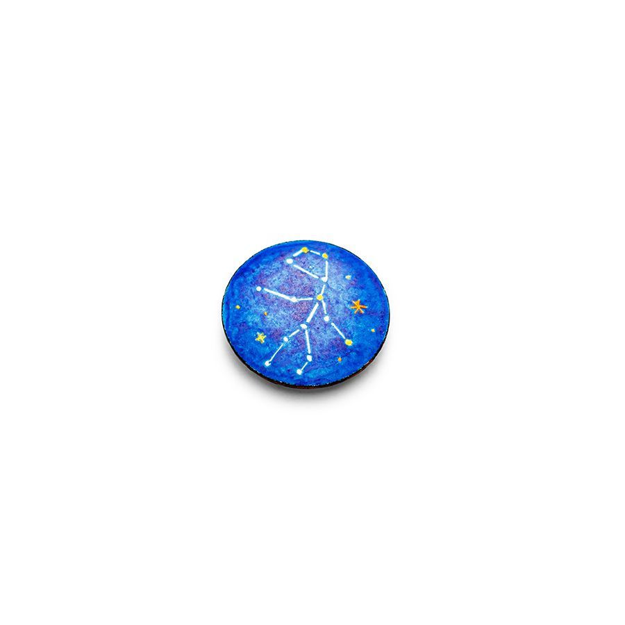 Blaue runde Anstecknadel mit weißem Sternbildmotiv und goldenen Sternen.