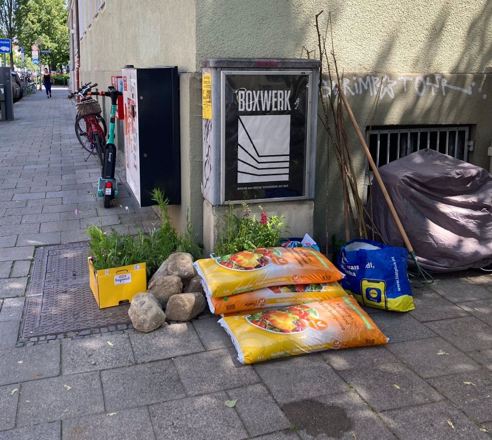 Grünpaten pflanzen ein Beet